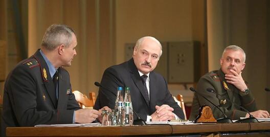 Здымак з архіву. Міністр унутраных спраў Ігар Шуневіч, Аляксандр Лукашэнка і дзяржсакратар Савета бяспекі Станіслаў Зась. Фота: БЕЛТА Здымак з архіву. Міністр унутраных спраў Ігар Шуневіч, Аляксандр Лукашэнка і дзяржсакратар Савета бяспекі Станіслаў Зась. Фота: БЕЛТА