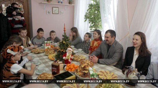 Сям'я падчас удзелу ў акцыі «Нашы дзеці», снежань 2016 Сям'я падчас удзелу ў акцыі «Нашы дзеці», снежань 2016
