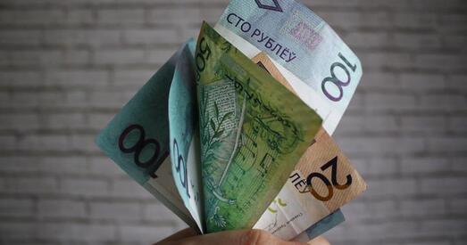 Сярэдні заробак скарачаецца другі месяц запар. Колькі ён цяпер у доларах?