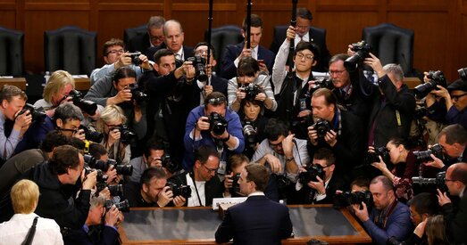 Facebook дзялілася асабістымі дадзенымі з вытворцамі смартфонаў