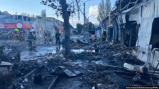 Данецкая вобласць
штодня падвяргаецца расійскім абстрэлам, у выніку чаго гінуць і атрымліваюць
раненні мірныя жыхары. 6 верасня РФ нанесла ўдар па рынку ў Канстанцінаўцы Данецкая вобласць
штодня падвяргаецца расійскім абстрэлам, у выніку чаго гінуць і атрымліваюць
раненні мірныя жыхары. 6 верасня РФ нанесла ўдар па рынку ў Канстанцінаўцы