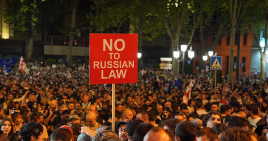 Парламент Грузіі прыняў у другім чытанні «закон аб агентах», цяпер з усёй Грузіі ў Тбілісі едуць пратэстоўцы