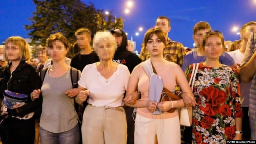 Злата Януковіч у счэпцы на Замчышчы ў Мінску, 10 жніўня 2020 года Злата Януковіч у счэпцы на Замчышчы ў Мінску, 10 жніўня 2020 года