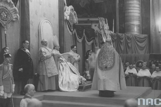 Папа абвяшчае Андрэя Баболю сьвятым у 1938 годзе Папа абвяшчае Андрэя Баболю сьвятым у 1938 годзе