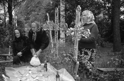 Шумілава, Веліжскі раён Смаленскай вобласці, 1983 г. Памінанне на могілках у Духаву суботу. Крыж упрыгожаны зелянінай. Фота Марыны Уласавай. Шумілава, Веліжскі раён Смаленскай вобласці, 1983 г. Памінанне на могілках у Духаву суботу. Крыж упрыгожаны зелянінай. Фота Марыны Уласавай.