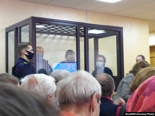 Суд у Горадні ў «справе Ціханоўскага». Падсудныя Уладзімір Кніга, Яўген Разьнічэнка, Зміцер Фурманаў. 17 траўня 2021 Суд у Горадні ў «справе Ціханоўскага». Падсудныя Уладзімір Кніга, Яўген Разьнічэнка, Зміцер Фурманаў. 17 траўня 2021