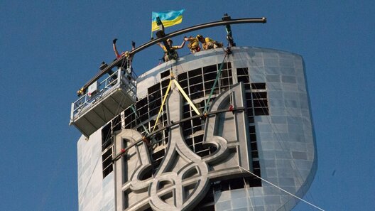 У Кіеве на помніку «Радзіма-маці» ўсталявалі трызубец Фота: Аляксандр Магула/Суспільне У Кіеве на помніку «Радзіма-маці» ўсталявалі трызубец Фота: Аляксандр Магула/Суспільне