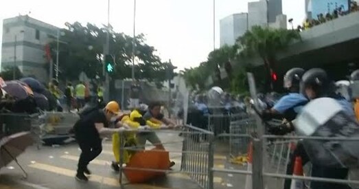 У Ганконгу паліцыя ўжыла дубінкі і слёзатачывы газ супраць дэманстрантаў