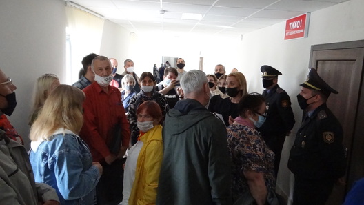 Мікола Папека, іншыя «карагоднікі» і іх блізкія перад пасяджэннем суда Мікола Папека, іншыя «карагоднікі» і іх блізкія перад пасяджэннем суда