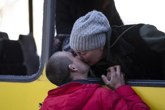 Жанчына цалуе сына з акна пашкоджанага аўтобуса, выязджаючы з Цэнтра Чырвонага Крыжа Украіны ў Мікалаеве. AP Photo/Petros Giannakouris Жанчына цалуе сына з акна пашкоджанага аўтобуса, выязджаючы з Цэнтра Чырвонага Крыжа Украіны ў Мікалаеве. AP Photo/Petros Giannakouris