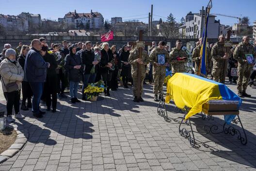 Пахаванне забітага ў баі 32-гадовага старшага лейтэнанта Паўла Чэрнікава на Лычакоўскіх могілках у Львове. AP Photo/Nariman El-Mofty Пахаванне забітага ў баі 32-гадовага старшага лейтэнанта Паўла Чэрнікава на Лычакоўскіх могілках у Львове. AP Photo/Nariman El-Mofty