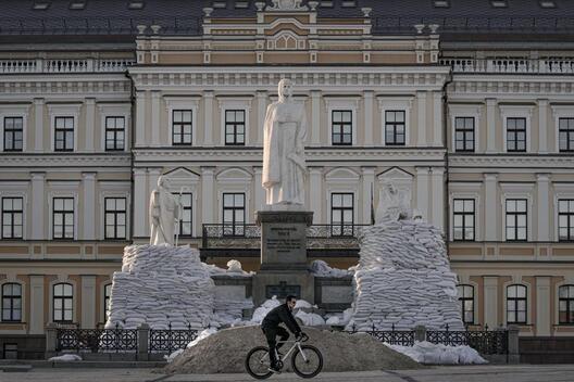 У Кіеве мужчына едзе на веласіпедзе на фоне забарыкадаванай статуі Вялікай княгіні Вольгі. AP Photo/Vadim Ghirda У Кіеве мужчына едзе на веласіпедзе на фоне забарыкадаванай статуі Вялікай княгіні Вольгі. AP Photo/Vadim Ghirda