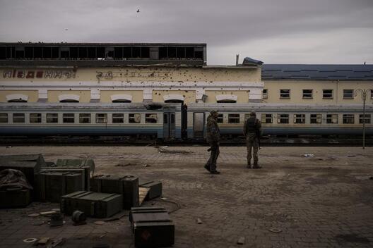 Украінскія вайскоўцы на разбураным вакзале ў Трасцянцы. AP Photo/Felipe Dana Украінскія вайскоўцы на разбураным вакзале ў Трасцянцы. AP Photo/Felipe Dana