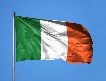 100690838_national_flag_of_ireland_on_a_flagpole_in_front_of_blue_sky_.jpg 100690838_national_flag_of_ireland_on_a_flagpole_in_front_of_blue_sky_.jpg