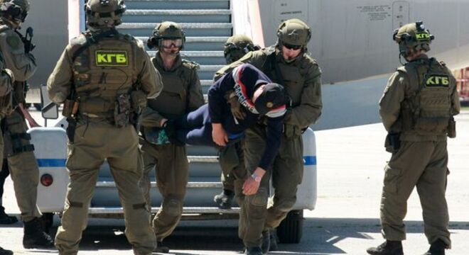 Афіцэр спецназа КДБ збег за мяжу Крыніцы: Афіцэр спецназа КДБ збег з Беларусі за мяжу. Лукашэнкаўцы турбуюцца, што ён загаворыць