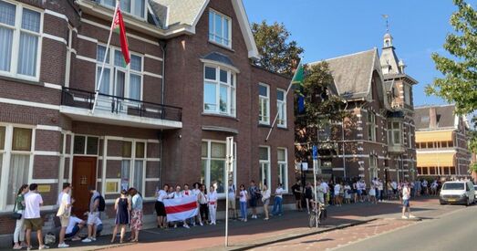 Вялікая чарга да амбасады Беларусі ў Нідэрландах. Выбаршчыкі выклікалі паліцыю