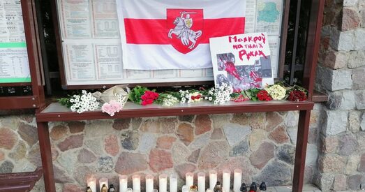 Навошта знішчаць знічы і кветкі ахвярам рэпрэсій ля беларускага консульства?