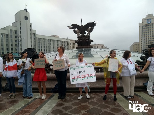 Ірына Сухій на акцыі на плошчы Незалежнасці трымае плакат "Давай пака" Ірына Сухій на акцыі на плошчы Незалежнасці трымае плакат "Давай пака"