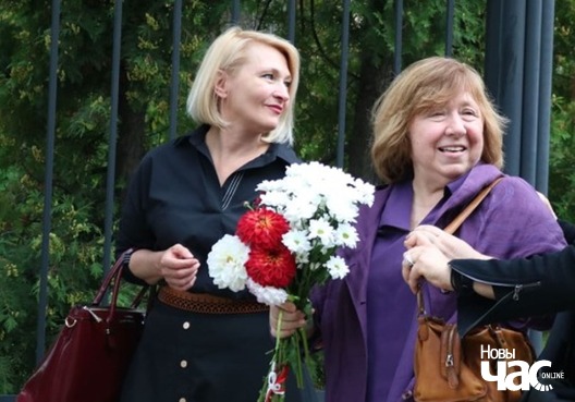 Святлана Алексіевіч ідзе на допыт ў следчы камітэт. 26 жніўня 2020 года. Фота Алены Ляшкевіч Святлана Алексіевіч ідзе на допыт ў следчы камітэт. 26 жніўня 2020 года. Фота Алены Ляшкевіч