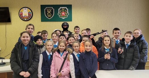 Ура-патрыятызм, дрэнныя палякі і варыянты працаўладкавання ў СІЗА. Трэш у інстаграме беларускіх школ