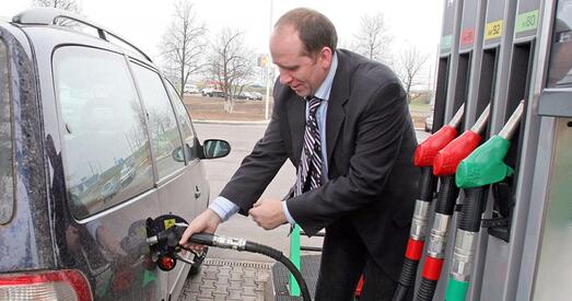 Кіраўнік «Белнафтахіму»: «Кошт паліва прапарцыйна будзе павышацца»