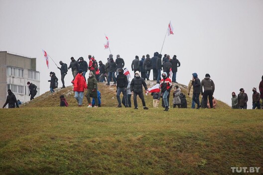 Пратэст у фармаце марша двароў: удзельнікі занялі гістарычны курган на поўдні Мінска Пратэст у фармаце марша двароў: удзельнікі занялі гістарычны курган на поўдні Мінска