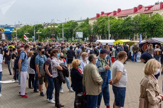 Шматкіламетровая чарга на подпісы за альтэрнатыўных кандыдатаў Шматкіламетровая чарга на подпісы за альтэрнатыўных кандыдатаў