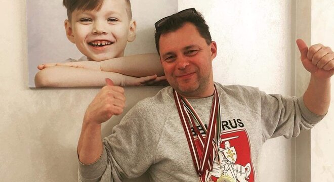Затрымалі ўладальніка крамы «Мой модны кут» Валерыя Есіпёнка. Ён прыйшоў на суд да жонкі Затрымалі ўладальніка крамы «Мой модны кут» Валерыя Есіпёнка. Ён прыйшоў на суд да жонкі