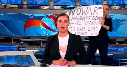  Марыну Аўсяннікаву, якая з'явілася з антываенным плакатам у эфіры, аштрафавалі