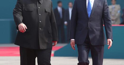 Лідары КНДР і Паўднёвай Карэі правялі гістарычную сустрэчу на мяжы (фота)