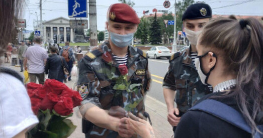 Пакуль МХД раздавалі ружы міліцыянтам, невядомыя скралі зборшчыка подпісаў за Кавалькову