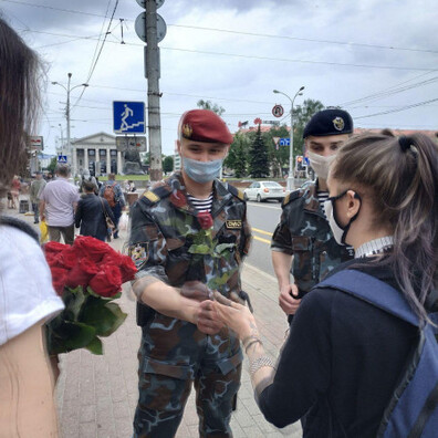 Актывісткі МХД ладзяць раздачу кветак Актывісткі МХД ладзяць раздачу кветак