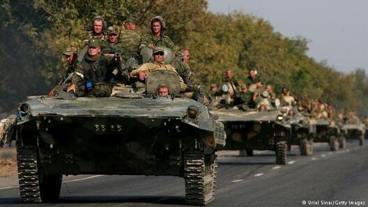 Расійскія танкі на дарозе з Тбілісі ў Горы ў жніўні 2008 года Расійскія танкі на дарозе з Тбілісі ў Горы ў жніўні 2008 года