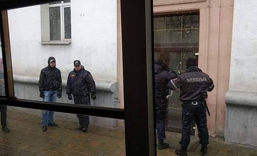 На скрыжаванні праспекта Незалежнасці і вуліцы Сурганава. Фота Арцёма Лявы На скрыжаванні праспекта Незалежнасці і вуліцы Сурганава. Фота Арцёма Лявы