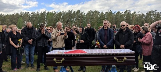 На пахаванні. Паводле слоў мясцовых, Бярозаўка ніколі не бачыла такой масавай працэсіі. Нават тыя, хто не ішоў за труной, выходзілі з дамоў, крам і маўчалі, праводзілі як брата На пахаванні. Паводле слоў мясцовых, Бярозаўка ніколі не бачыла такой масавай працэсіі. Нават тыя, хто не ішоў за труной, выходзілі з дамоў, крам і маўчалі, праводзілі як брата