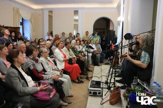 25/26 19239521_10213238351734809_1533744968_n_logo.jpg