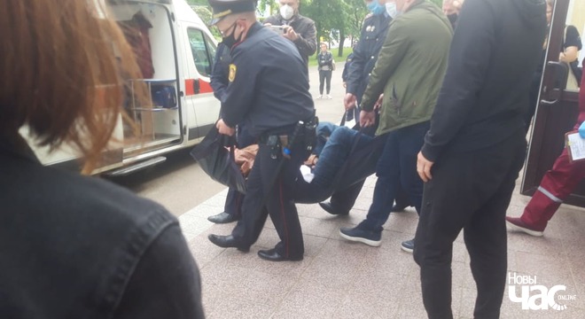 Сцяпан Латыпаў парэзаў горла ў судзе. Ён праапераваны Сцяпан Латыпаў парэзаў горла ў судзе. Ён праапераваны