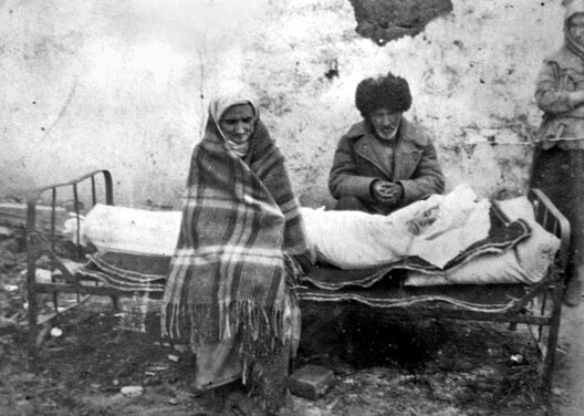 Інгушская сям'я з памерлай дачкой падчас дэпартацыі ў Казахстан у 1944 Інгушская сям'я з памерлай дачкой падчас дэпартацыі ў Казахстан у 1944