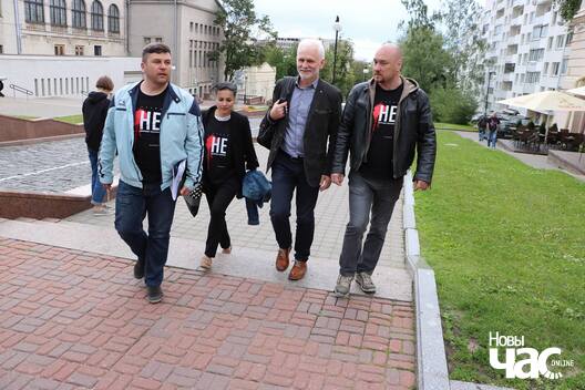 10/13 19814066_10213460957379811_974043109_o_logo.jpg