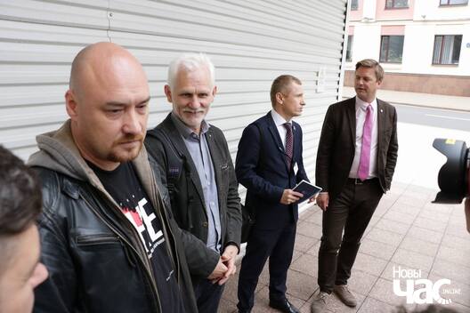 13/13 19814408_10213461124223982_1431406504_o_logo.jpg