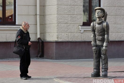 Драўляны турыст ад УЖРЭП на вуліцы Савецкай. Прастаяў 6 месяцаў Драўляны турыст ад УЖРЭП на вуліцы Савецкай. Прастаяў 6 месяцаў
