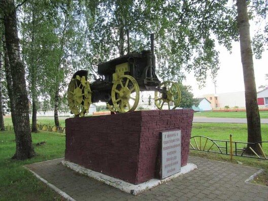 Трактар-пуцілавец у Касцюшкавічах на пастаменце. Крыніца —globustut.by Трактар-пуцілавец у Касцюшкавічах на пастаменце. Крыніца —globustut.by