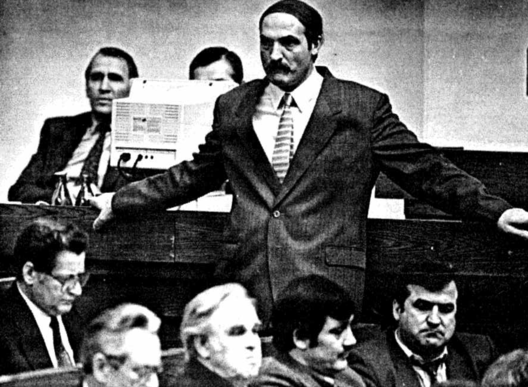Дэпутат Аляксандр Лукашэнка на адной з сесій Вярхоўнага Савета, 1993 год. Крыніца: Навіны, 1999. Дэпутат Аляксандр Лукашэнка на адной з сесій Вярхоўнага Савета, 1993 год. Крыніца: Навіны, 1999.