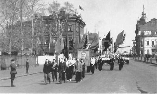 Парад 1 мая 1953 г. Злева будынак былога НКУС, цяпер у ім размешчаны Мемарыяльны музей Парад 1 мая 1953 г. Злева будынак былога НКУС, цяпер у ім размешчаны Мемарыяльны музей