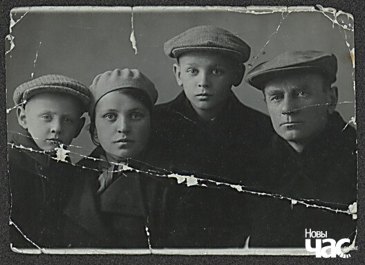 Алеся Александровіч і Міхась Мароз з сынамі Міхаілам і Андрэем. Фота з НАРБ прадастаўлена Таццянай Навасельскай Алеся Александровіч і Міхась Мароз з сынамі Міхаілам і Андрэем. Фота з НАРБ прадастаўлена Таццянай Навасельскай