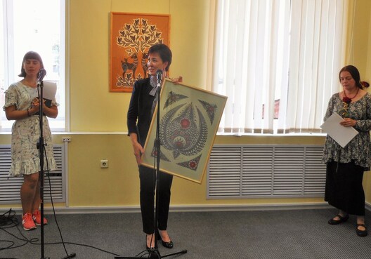 Людміла Валковіч-Борыс дорыць Нацыянальнаму гістарычнаму музею выцінанку «Папараць кветка», якую выканала Марыя Сінкевіч, навучэнка Маладзечанскага дзяржаўнага музычнага каледжа. Зправа ад спадарыні Людмілы, з кветкамі —Наталля Чырвонцава і Лізавета Чырвонцава Людміла Валковіч-Борыс дорыць Нацыянальнаму гістарычнаму музею выцінанку «Папараць кветка», якую выканала Марыя Сінкевіч, навучэнка Маладзечанскага дзяржаўнага музычнага каледжа. Зправа ад спадарыні Людмілы, з кветкамі —Наталля Чырвонцава і Лізавета Чырвонцава