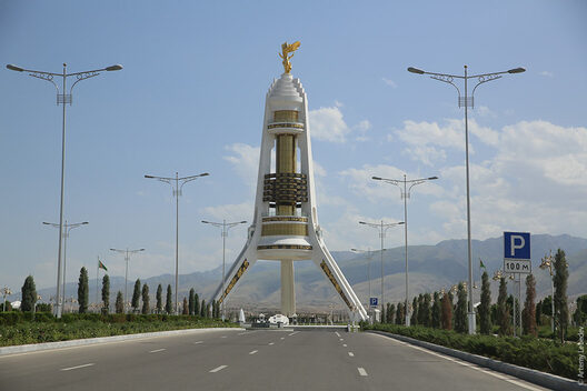 Помнік Сапармурату Ніязаву, які круціцца ўслед за сонцам. Фота: Tema.ru Помнік Сапармурату Ніязаву, які круціцца ўслед за сонцам. Фота: Tema.ru