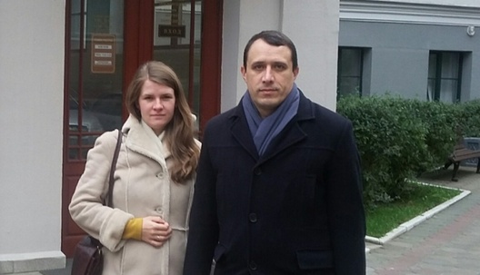 Павел і Вольга Севярынец перад пачаткам судовага пасяджэння. 2 кастрычника 2017 г. Фота Генадзя Кеснера Павел і Вольга Севярынец перад пачаткам судовага пасяджэння. 2 кастрычника 2017 г. Фота Генадзя Кеснера