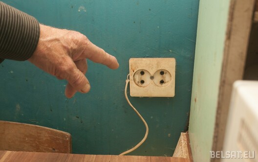 Яўген Вінчэўскі, паказвае старую разетку на кухні, якую не замянілі, аднак упісалі ў кошт аплаты. Фота — Васіль Малчанаў/Белсат Яўген Вінчэўскі, паказвае старую разетку на кухні, якую не замянілі, аднак упісалі ў кошт аплаты. Фота — Васіль Малчанаў/Белсат