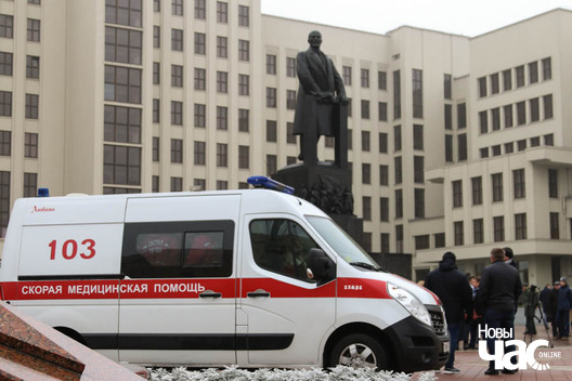 Напрыканцы аднаму з удзельнікаў стала дрэнна: мужчына схапіўся за сэрца і прысеў на ходнік. Яму выклікалі хуткую дапамогу Напрыканцы аднаму з удзельнікаў стала дрэнна: мужчына схапіўся за сэрца і прысеў на ходнік. Яму выклікалі хуткую дапамогу